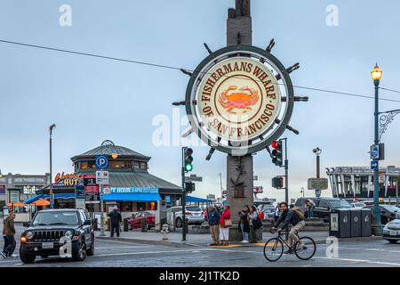 San Francisco, Californie, États-Unis - 28 septembre 2019 : les gens et le véhicule voyageaient dans la rue avec le nom du quai des pêcheurs à l'intérieur de la direction du grand bateau Banque D'Images