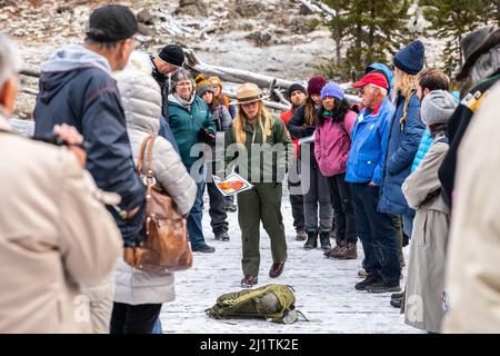 Wyoming, États-Unis - 30 septembre 2019 : une femme officier de Yellowstone donne des informations de voyage et de sécurité pour voyager dans la zone dangereuse du parc national à Banque D'Images