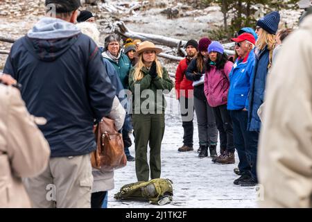 Wyoming, États-Unis - 30 septembre 2019 : une femme officier de Yellowstone donne des informations de voyage et de sécurité pour voyager dans la zone dangereuse du parc national à Banque D'Images