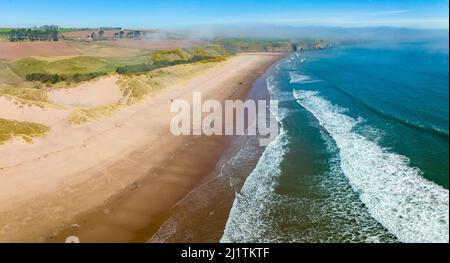 Vue aérienne depuis drone de Lunan Beach à Lunan Bay, sur la côte d'Angus, en Écosse, au Royaume-Uni Banque D'Images