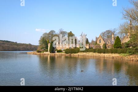 Maison historique à côté d'un lac dans le Nottinghamshire Banque D'Images