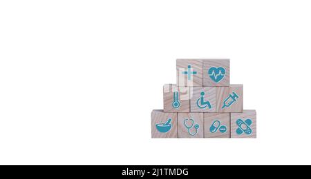 Icône médicale sur la pyramide des cubes. Médecine et les concepts d'assurance maladie.Blocs en bois avec des icônes de divers types d'assurance, icons santé med Banque D'Images