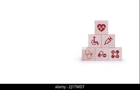 Icône médicale sur la pyramide des cubes. Médecine et les concepts d'assurance maladie.Blocs en bois avec des icônes de divers types d'assurance, icons santé med Banque D'Images