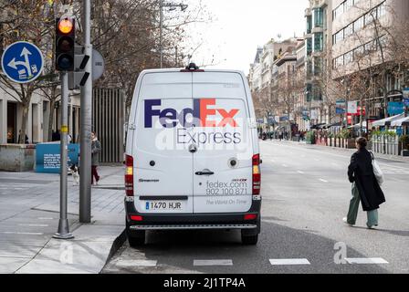 Un piéton passe devant la compagnie de livraison américaine FedEx Express Van en Espagne. Banque D'Images