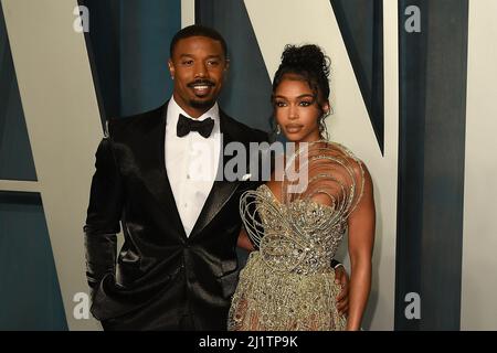 Michael B. Jordan et Lori Harvey arrivent à la Vanity Fair Oscar Party 2022 au Wallis Annenberg Center for the Performing Arts le 27 mars 2022 à Beverly Hills, Californie. Photo: Casey Flanigan/imageSPACE/Sipa USA Banque D'Images