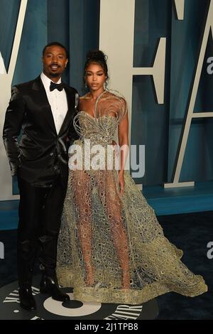 Michael B. Jordan et Lori Harvey arrivent à la Vanity Fair Oscar Party 2022 au Wallis Annenberg Center for the Performing Arts le 27 mars 2022 à Beverly Hills, Californie. Photo: Casey Flanigan/imageSPACE/Sipa USA Banque D'Images