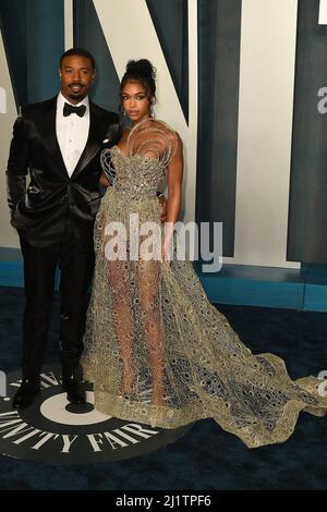 Michael B. Jordan et Lori Harvey arrivent à la Vanity Fair Oscar Party 2022 au Wallis Annenberg Center for the Performing Arts le 27 mars 2022 à Beverly Hills, Californie. Photo: Casey Flanigan/imageSPACE/Sipa USA Banque D'Images