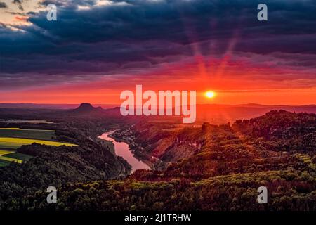 Vue aérienne de la ville de Bad Schandau, de la vallée de l'Elbe et du sommet de Lilienstein dans la région de Schmilka du parc national de la Suisse saxonne au coucher du soleil. Banque D'Images