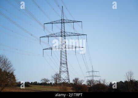 28 mars 2022, Bavière, Büchlein : les lignes électriques haute tension s'étendent à travers le paysage. La guerre en Ukraine accélère le débat en Allemagne sur l'expansion des énergies renouvelables. Photo: Nicolas Armer/dpa Banque D'Images