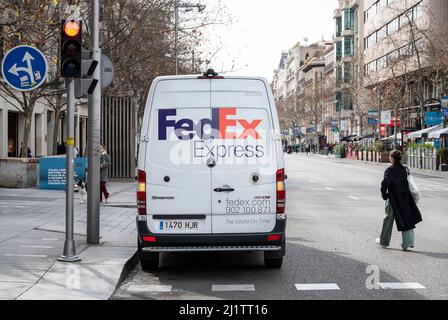 Madrid, Espagne. 24th févr. 2022. Un piéton passe devant la compagnie de livraison américaine FedEx Express Van en Espagne. (Image de crédit : © Xavi Lopez/SOPA Images via ZUMA Press Wire) Banque D'Images