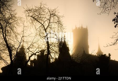 Pattensen, Allemagne. 28th mars 2022. De denses nuages de brouillard survoguez le château de Marienburg dans la région de Hanovre en début de matinée au lever du soleil. Credit: Julian Stratenschulte/dpa/Alay Live News Banque D'Images