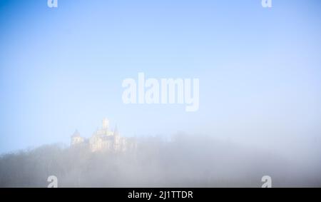 Pattensen, Allemagne. 28th mars 2022. De denses nuages de brouillard survoguez le château de Marienburg dans la région de Hanovre en début de matinée au lever du soleil. Credit: Julian Stratenschulte/dpa/Alay Live News Banque D'Images