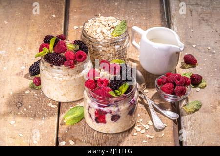 Flocons d'avoine maison sains pour la nuit avec baies. Porridge de flocons d'avoine avec framboise fraîche et blackberry dans un pot en verre. Brea d'été sain Banque D'Images