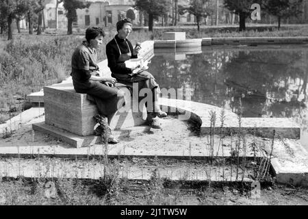 Zwei Frauen verbringen ihre Mittagspause am Teich der Neuen Reichskanzlei, 1946. Deux femmes déjeunent à l'étang ornemental de la Chancellerie du Nouveau Reich, 1946. Banque D'Images