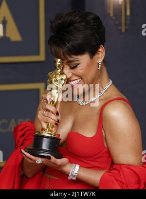 Los Angeles, États-Unis. 28th mars 2022. Ariana Debose, gagnante de la meilleure actrice dans un rôle de soutien pour "West Side Story", apparaît en coulisses avec son Oscar lors des Academy Awards 94th annuels à l'hôtel Loews Hollywood dans la section Hollywood de Los Angeles le dimanche 27 mars 2022. Photo de John Angelillo/UPI crédit: UPI/Alay Live News Banque D'Images