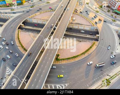 Transport urbain moderne avec autoroute, route et rond-point, vue de dessus de l'autoroute à plusieurs niveaux. Banque D'Images