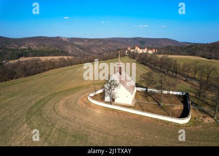 Vue aérienne du Moyen âge Chapelle de l'Assomption de la Vierge Marie près du château de Veveri à Brno, République tchèque, Europe Banque D'Images