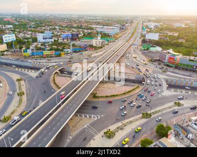 Transport urbain moderne avec autoroute, route et rond-point, vue de dessus de l'autoroute à plusieurs niveaux. Banque D'Images