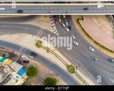 Transport urbain moderne avec autoroute, route et rond-point, vue de dessus de l'autoroute à plusieurs niveaux. Banque D'Images