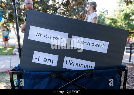 Orlando, Floride, États-Unis. 24th mars 2022. Un panneau vu lors d'un rassemblement pro Ukraine dans le centre-ville d'Orlando. La Russie a envahi l'Ukraine le 24 février 2022, déclenchant la plus grande attaque militaire en Europe depuis la Seconde Guerre mondiale Jusqu'à 10 millions d'Ukrainiens ont fui leurs foyers, soit en quittant le pays, soit dans des zones plus sûres à l'intérieur de l'Ukraine.environ 3 millions de réfugiés auraient traversé les frontières des pays voisins. (Credit image: © Ronen Tivony/SOPA Images via ZUMA Press Wire) Banque D'Images