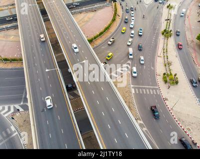 Transport urbain moderne avec autoroute, route et rond-point, vue de dessus de l'autoroute à plusieurs niveaux. Banque D'Images