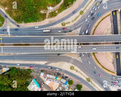 Transport urbain moderne avec autoroute, route et rond-point, vue de dessus de l'autoroute à plusieurs niveaux. Banque D'Images