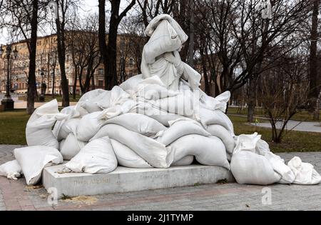 Kiev, Ukraine. 26th mars 2022. Monument de Dante Alighieri avec des sacs de sable pour le protéger par crainte d'un possible bombardement alors que les forces russes continuent leur invasion à grande échelle de l'Ukraine. La Russie a envahi l'Ukraine le 24 février 2022, déclenchant la plus grande attaque militaire en Europe depuis la Seconde Guerre mondiale (Photo de Mykhaylo Palinchak/SOPA Images/Sipa USA) crédit: SIPA USA/Alay Live News Banque D'Images