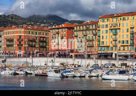 Nice, France - 13 avril 2018 : bâtiments et bateaux à Port Lympia, Vieux Port de Nice sur la Côte d'Azur. Banque D'Images