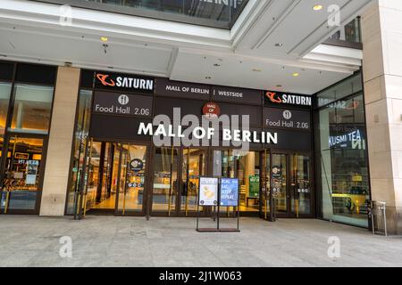 Berlin, Allemagne - 4 août 2021 : le LP12 Mall de Berlin sur Leipziger Platz, entrée au centre commercial du centre-ville. Banque D'Images