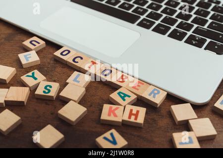 Un mot OCTOBRE fait de lettres de l'alphabet bois jeu de vocabulaire sur la table brune . Photo de haute qualité Banque D'Images