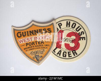 DUBLIN, IRLANDE - 06 FÉVRIER 2022 : Beermat de bière irlandaise Guinness Hop House 13 lager et West Indies porter Banque D'Images