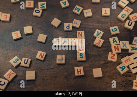 FAKE NEWS - une phrase mise ensemble perpendiculairement de lettres en bois social media concept. Photo de haute qualité Banque D'Images