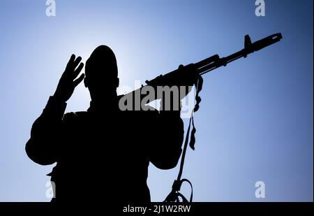 Silhouette d'un membre de la défense territoriale de Kiev avec un kalachnikov entre ses mains, Kiev, Ukraine, 25 mars 2022 Banque D'Images