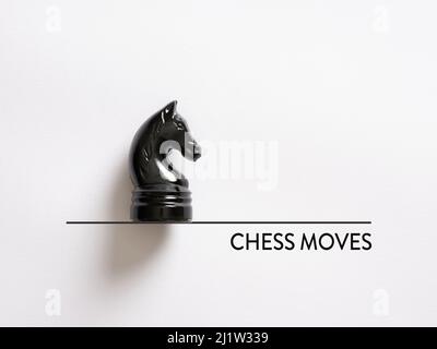 Le chevalier pièce d'échecs avec le message échecs se déplace. Comment les pièces d'échecs déplacent le concept. Banque D'Images