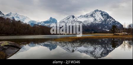 Vue panoramique sur les montagnes reflétées dans l'eau à Romsdalen, Rauma kommune, Møre og Romsdal, Norvège, Scandinavie. Banque D'Images