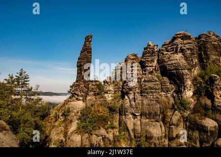 Paysage avec des formations rocheuses et les sommets de Torstein et de Tante dans la région de Schrammsteine du Parc national de la Suisse saxonne. Banque D'Images