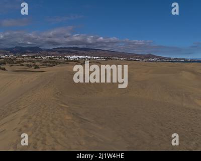 Vue de la réserve naturelle populaire Dunas de Maspalomas dans le sud de l'île Gran Canaria, îles Canaries, Espagne sur la côte atlantique avec des dunes de sable. Banque D'Images