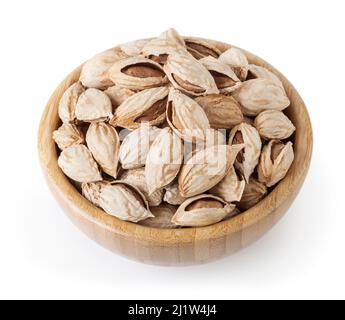 Les pistaches salées à bol en bois isolé sur fond blanc avec clipping path Banque D'Images