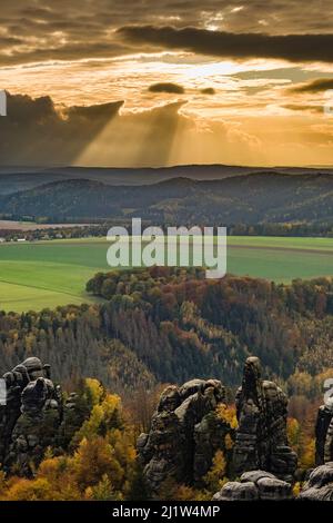 Paysage avec des formations rocheuses dans la région de Schrammsteine du parc national de la Suisse saxonne au coucher du soleil. Banque D'Images