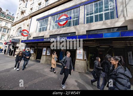 Transport à Londres ; extérieur de la station Holborn, personnes sur Kingsway, à l'extérieur de la station de métro Holborn, métro de Londres, Holborn Londres WC2 Royaume-Uni Banque D'Images