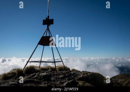 Station de trig au sommet du mont Holdsworth, chaîne de montagnes de Tararua, Île du Nord, Nouvelle-Zélande Banque D'Images