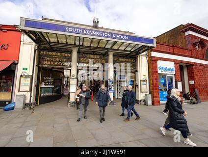 Station de métro South Kensington, Londres, extérieur. Personnes entrant dans la station de métro de South Kensington, South Kensington, Londres SW7 Banque D'Images