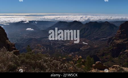 Vue panoramique sur les montagnes centrales de l'île de Gran Canaria, îles Canaries, Espagne avec le village de San Bartolomé de Tirajana par beau temps en hiver. Banque D'Images