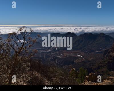 Belle vue sur les montagnes centrales de l'île Gran Canaria, Espagne avec village San Bartolome de Tirajana situé dans une vallée le jour ensoleillé. Banque D'Images