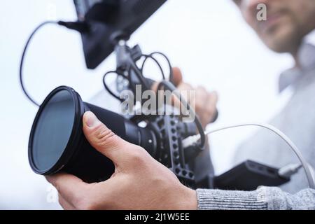 Vidéaste équipé d'un appareil photo moderne sans miroir Banque D'Images