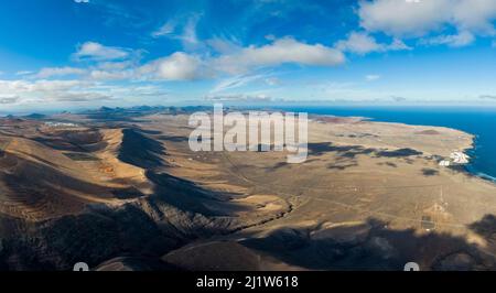 Vue aérienne du désert d'El Jable et du village de Famara, Espagne Banque D'Images