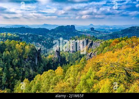 Paysage avec formations rocheuses et le sommet Rhonspitze dans la zone d'Affensteine du Parc National de la Suisse saxonne en automne. Banque D'Images