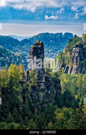 Paysage avec formations rocheuses et le sommet Rhonspitze dans la zone d'Affensteine du Parc National de la Suisse saxonne en automne. Banque D'Images