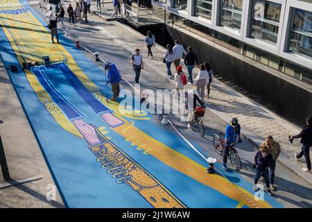 France. Paris (75) 7th quartier. Sur le quai du port de gros-Caillou, l'artiste parisien Alexone a peint sur le bitume une longue silhouette Banque D'Images