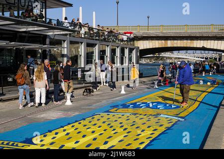 France. Paris (75) 7th quartier. Sur le quai du port de gros-Caillou, l'artiste parisien Alexone a peint sur le bitume une longue silhouette Banque D'Images